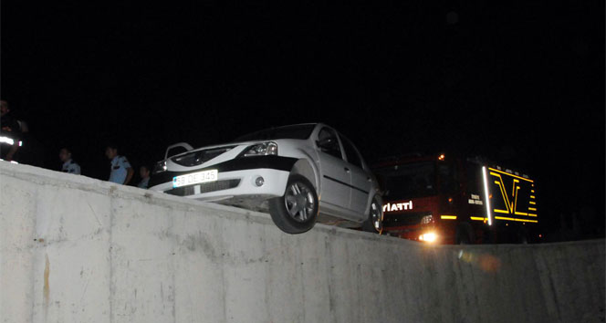 İstinat duvarında askıda kaldı