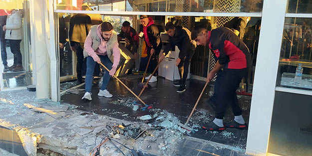 Otomobil kafeye daldı! Yaralılar var