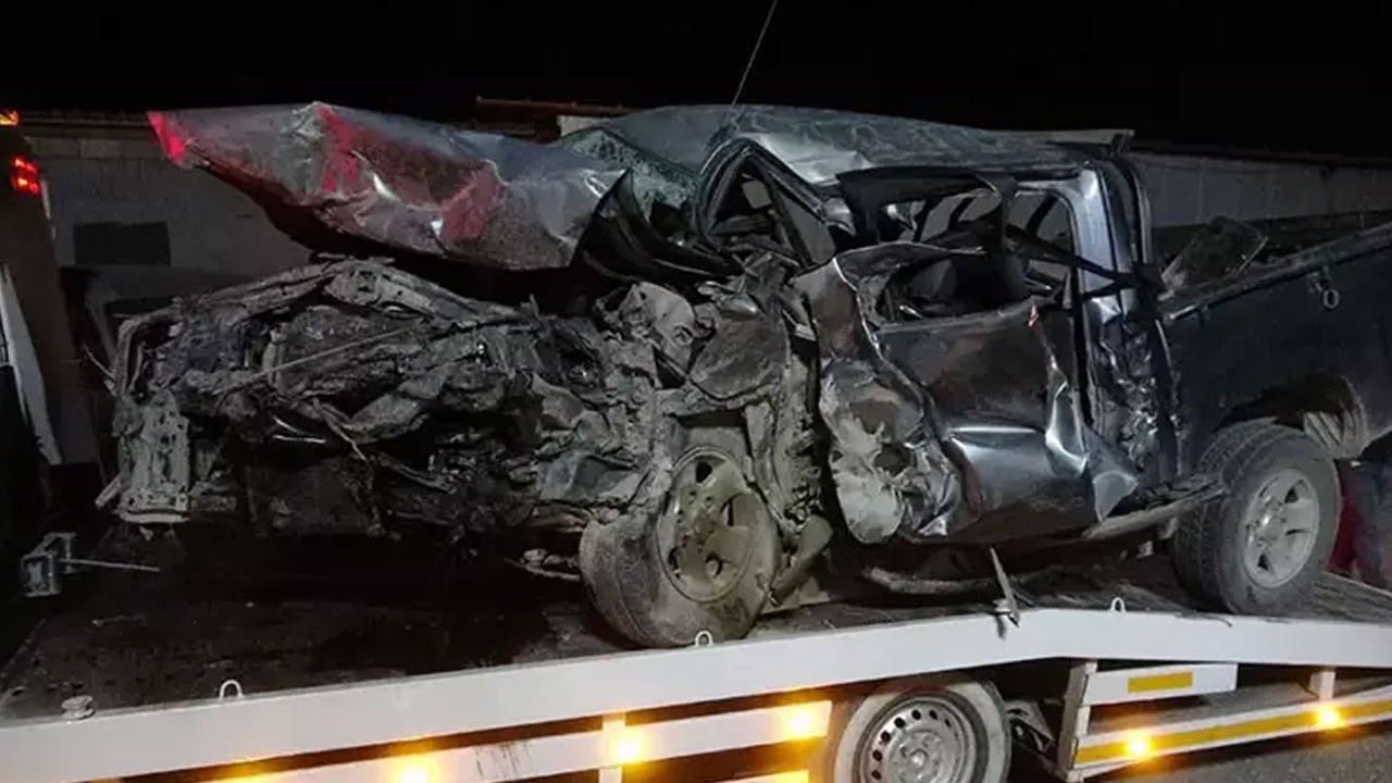 Otomobil kağıt gibi ezildi! 3 kişiye mezar oldu