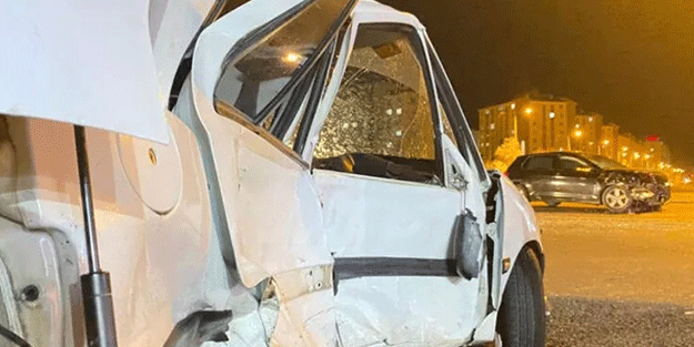 Otomobil kağıt gibi ezildi! Can kaybı yaşanmadı