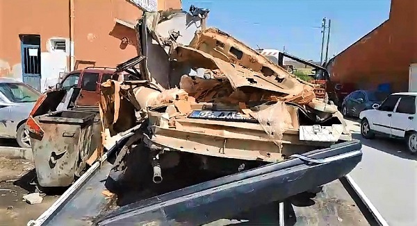 Otomobil kağıt gibi ezildi!