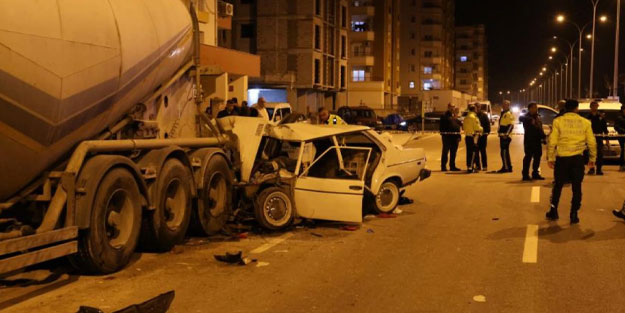 Otomobil kağıt gibi parçalandı