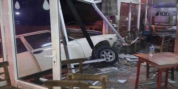 Otomobil kahvehaneye girdi: 7 yaralı