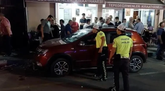 Otomobil kahveye daldı! 11 kişi yaralandı