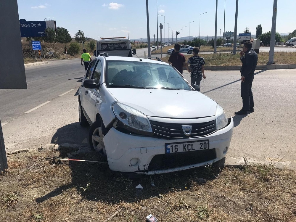 Otomobil kaldırıma çarptı : 2 yaralı 