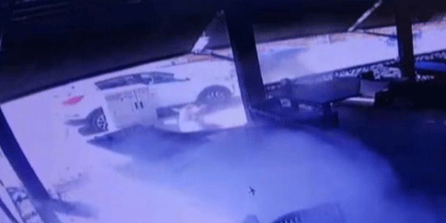 Otomobil kaldırımda yürüyenleri biçti!