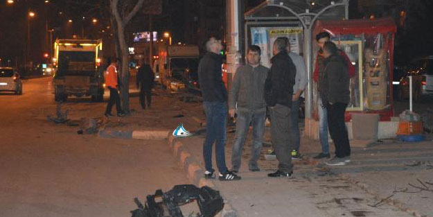 Otomobil kaldırımdaki kadına ve durakta bekleyenlere çarptı: 3 yaralı