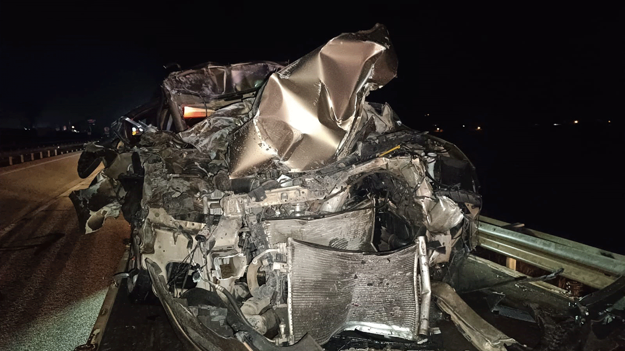 Otomobil kamyona çarptı, sürücü ağır yaralandı