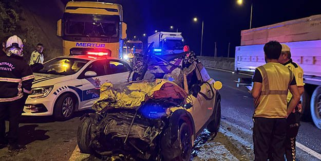 Otomobil kamyona ok gibi saplandı! Ölümlü kaza kameraya yansıdı