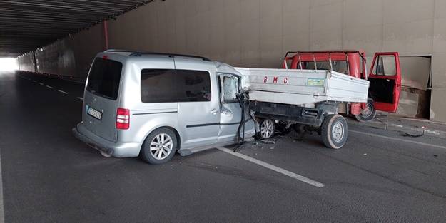 Otomobil kamyonete çarptı: Yaralılar var