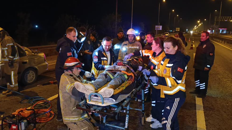 Otomobil kamyonun altına girdi! Mucizevi kurtuluş! Öldürmeyen Allah öldürmüyor