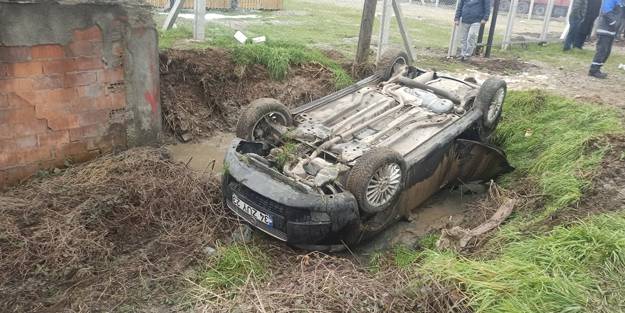 Kontrolden çıkan otomobil kanala uçtu: 2 yaralı