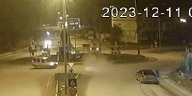 Otomobil kavşağa uçarak girdi: O anlar kamerada
