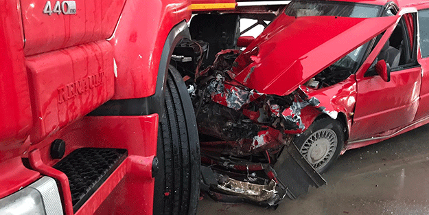 Otomobil, kavşakta dönüş yapan tıra ok gibi saplandı