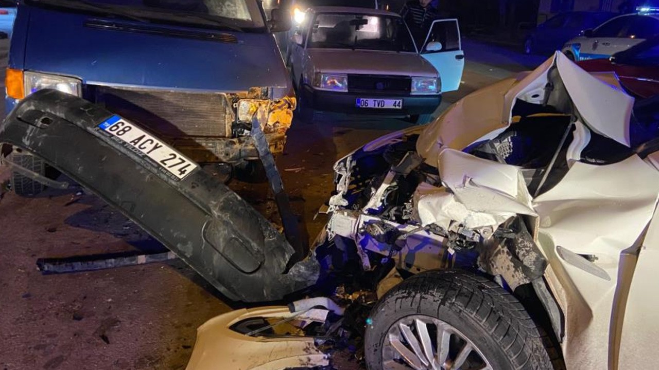 Otomobil kazada hurdaya döndü! Burnu bile kanamadı