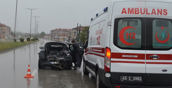 Otomobil kırmızı ışıkta bekleyen araca çarptı: 2 yaralı