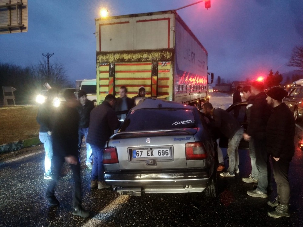 Otomobil kırmızı ışıkta duran tıra çarptı: 1 ağır yaralı 