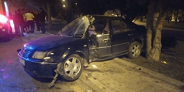 Otomobil kontrolde çıktı ağaca çarptı!