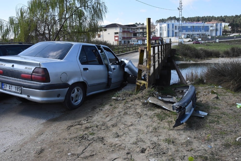 Otomobil köprü korkuluklarına çarptı: 2 yaralı 