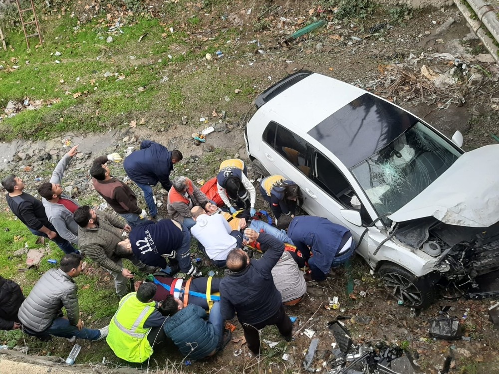 Otomobil köprüden düştü: 2 yaralı 