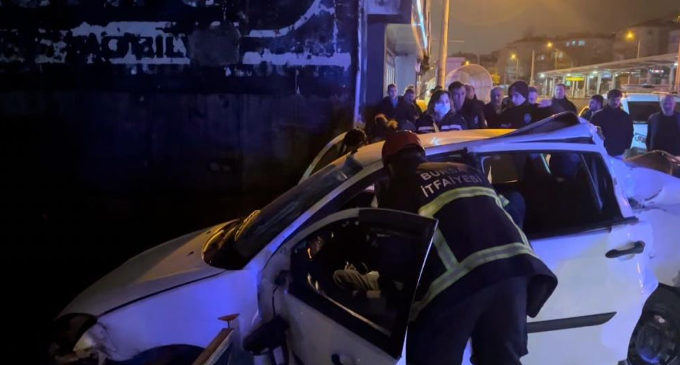 Otomobil korkuluklarda asılı kaldı: 1 ölü, 3 yaralı