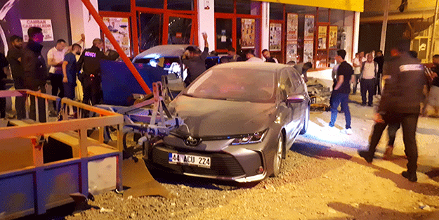 Otomobil markete daldı: 2 yaralı