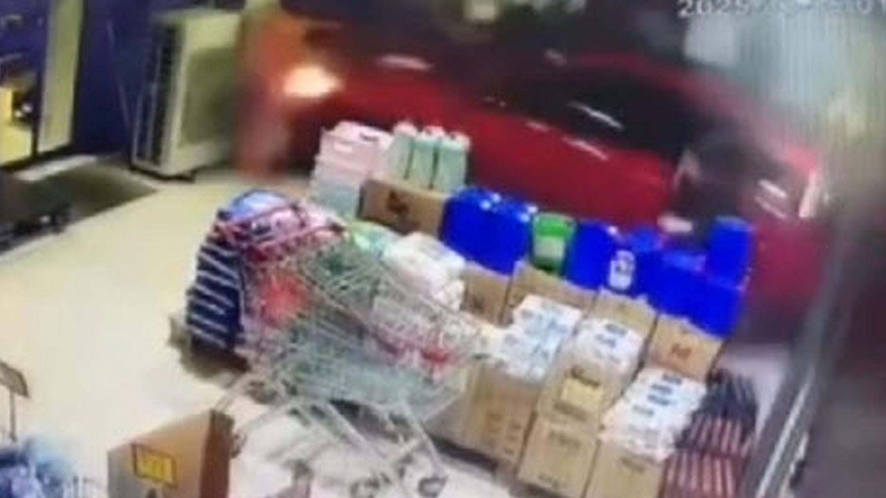 Otomobil marketi savaş alanına çevirdi