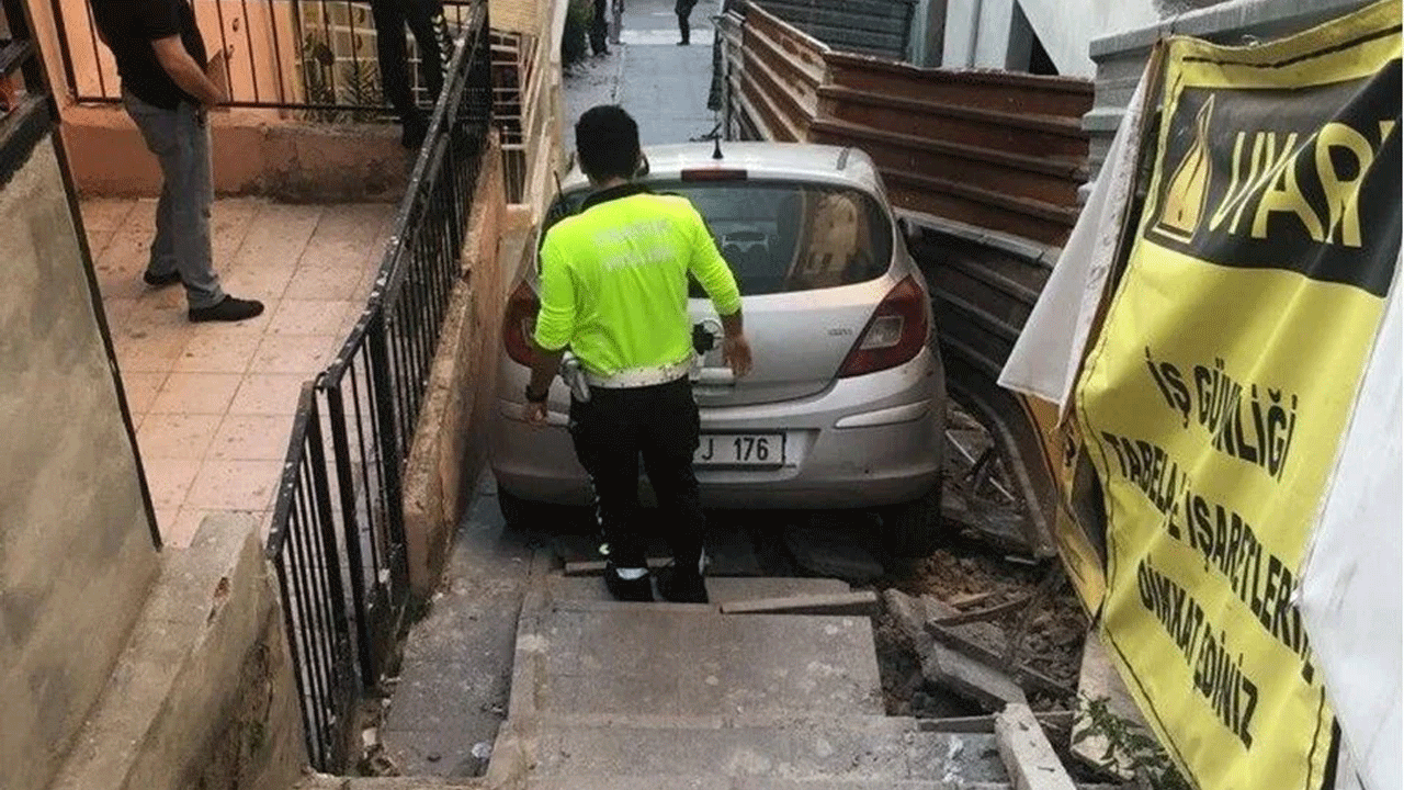 Otomobil merdivenlerden yaya yoluna indi! Şaşkınlık yaratan anlar kamerada