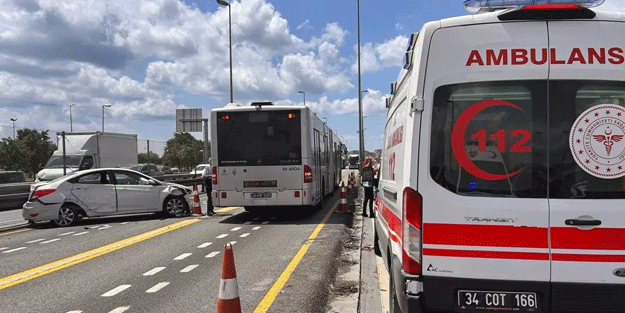Otomobil metrobüse çarptı