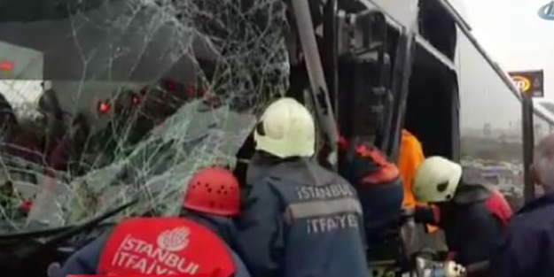 Otomobil metrobüsle kafa kafaya çarpıştı