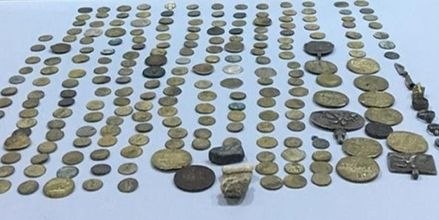 Otomobil mi müze mi belli değil! Tarihi eser operasyonunda 690 sikke ele geçirildi