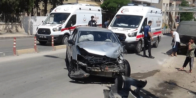 Otomobil minibüse çarptı: Yaralılar var