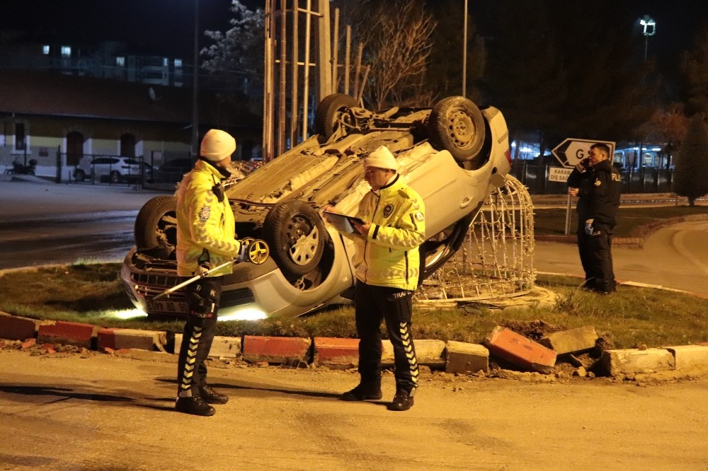 Otomobil MOBESE direğine çarptı: 4 yaralı 