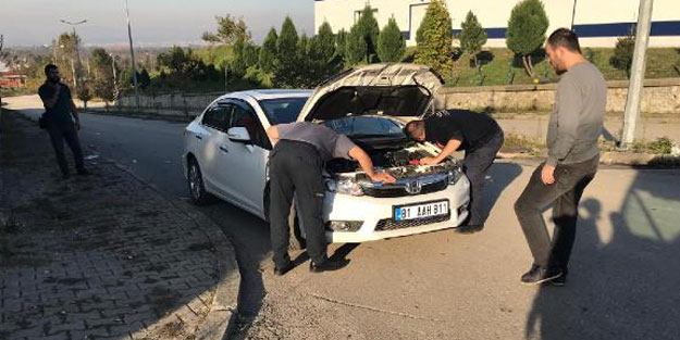 Otomobil motoruna giren yılanı itfaiye görevlileri çıkardı