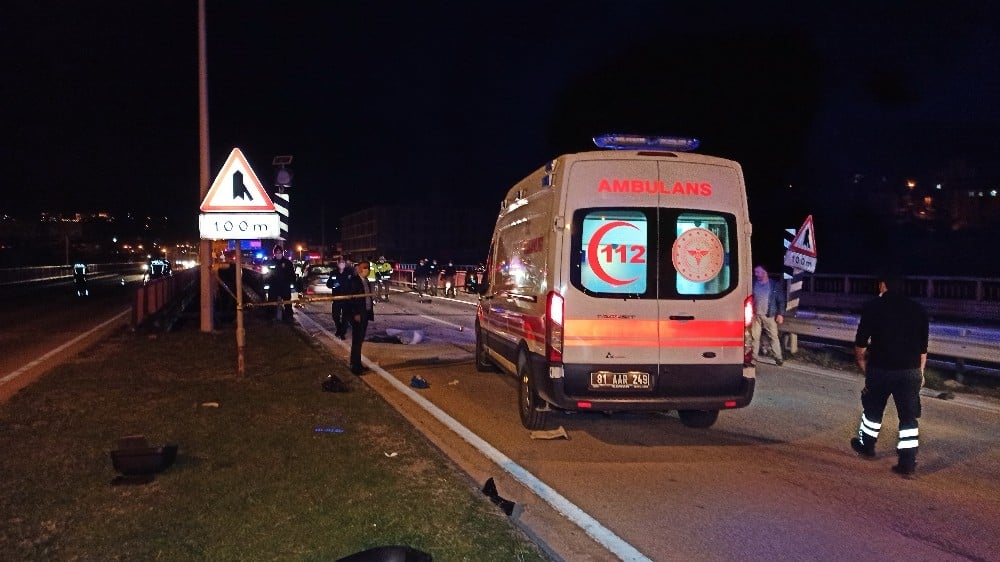 Otomobil motosiklete çarptı: 2 ölü 