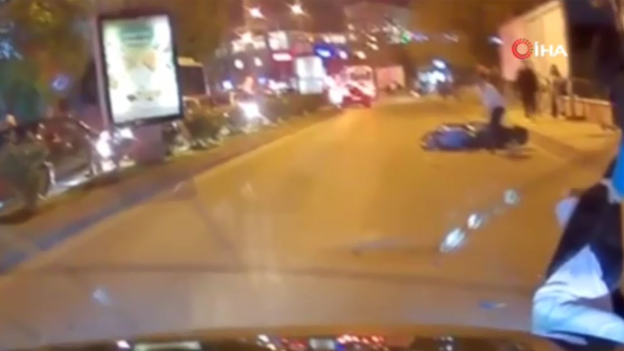 Otomobil motosiklete çarptı! O anlar kamerada