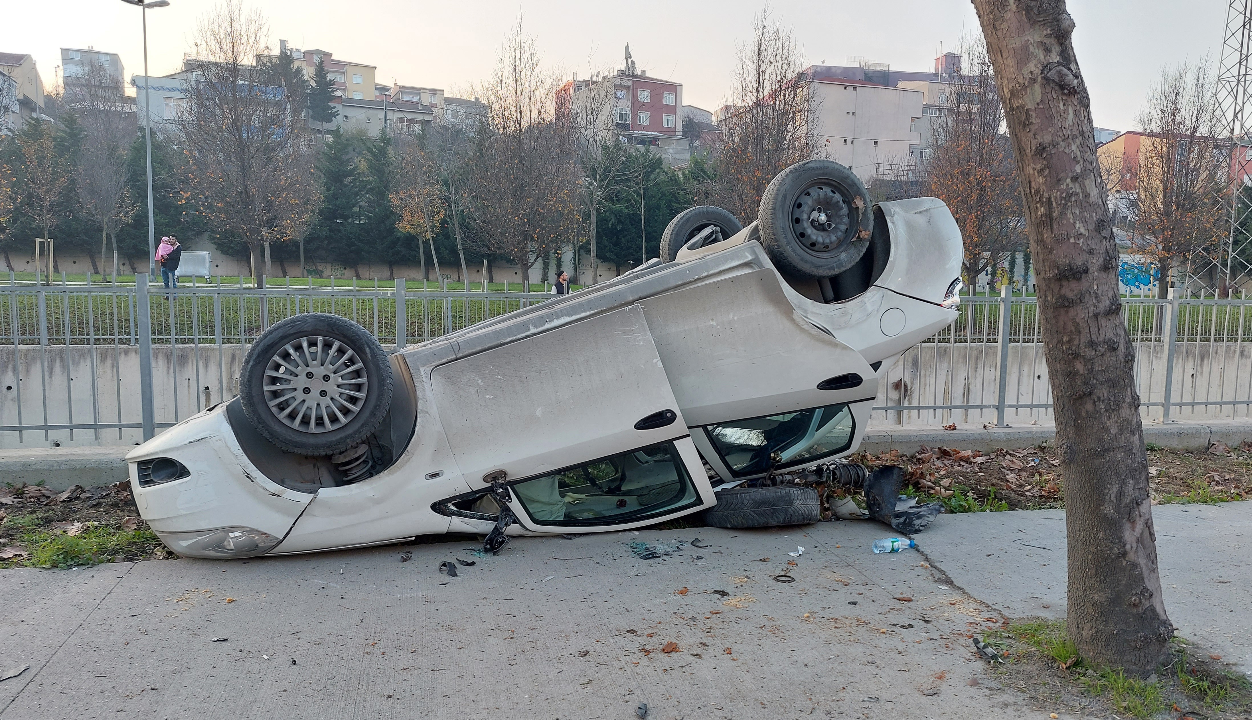 Otomobil motosiklete çarptı, yaralıya ilk müdahaleyi yoldan geçen hemşire yaptı