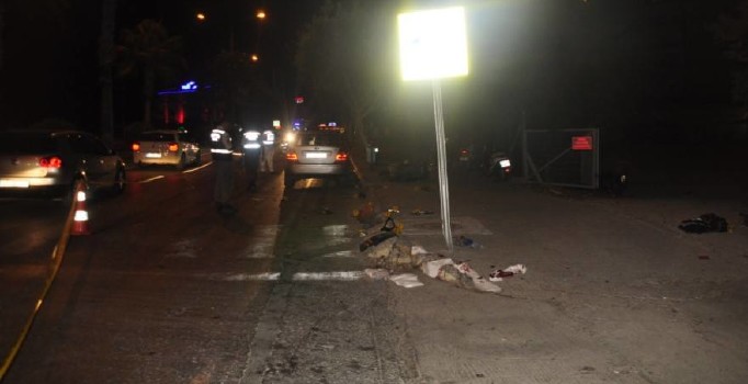 Otomobil önce motosiklete, ardından turist çifte çarptı: 1 ölü, 2 yaralı