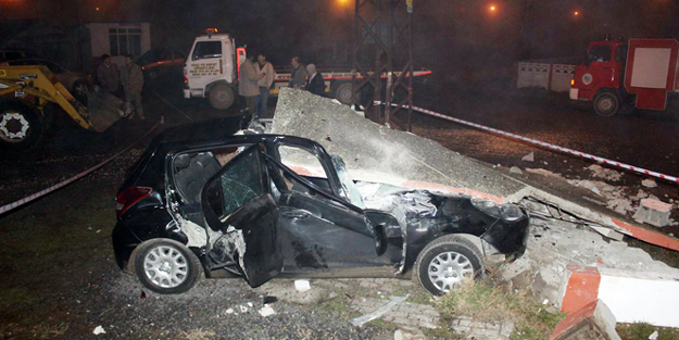 Otomobil otobüs durağına çarptı