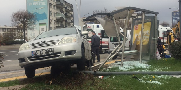 Otomobil otobüs durağına çarptı: 1 yaralı