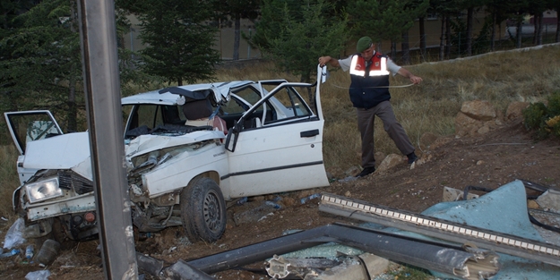Otomobil otobüs durağına çarptı: 4 yaralı