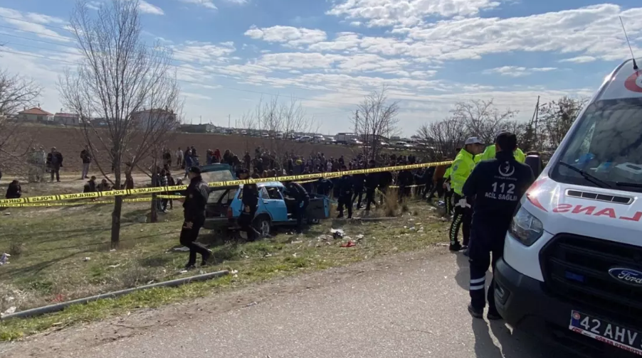 Otomobil, otobüs durağına daldı: Çok sayıda ölü ve yaralı var