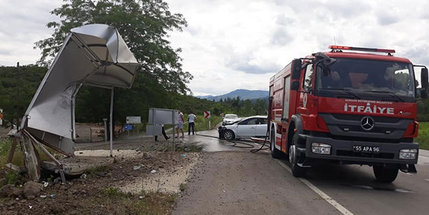 Otomobil, otobüs durağına daldı! Yaralılar var