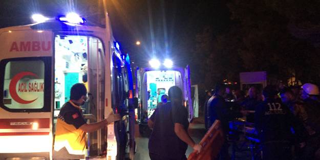 Otomobil otobüs durağına daldı: Yaralılar var