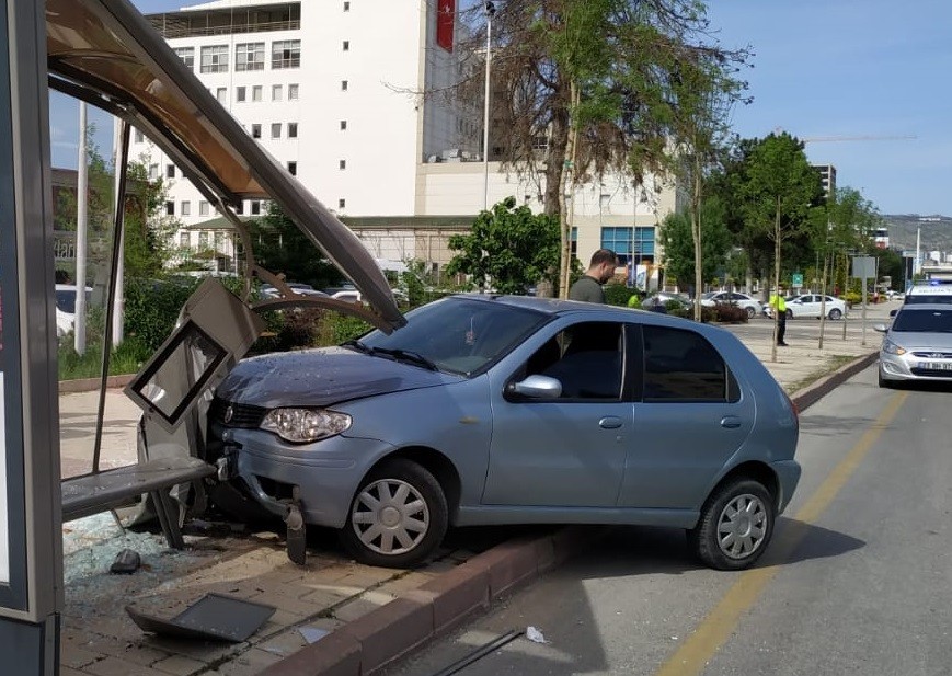 Otomobil, otobüs durağına girdi 