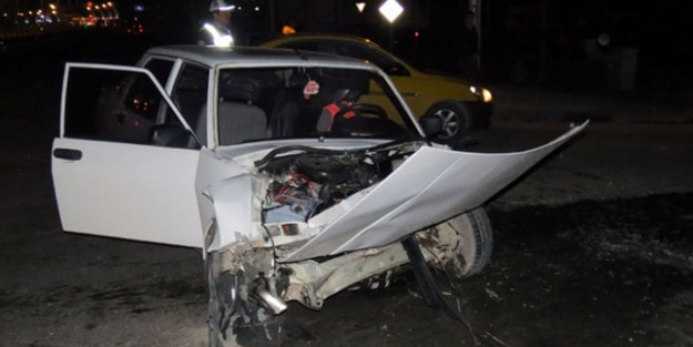 Otomobil, otobüse çarptı