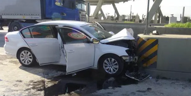 Otomobil otoyol gişelerine çarptı: 2 ölü, 2 yaralı