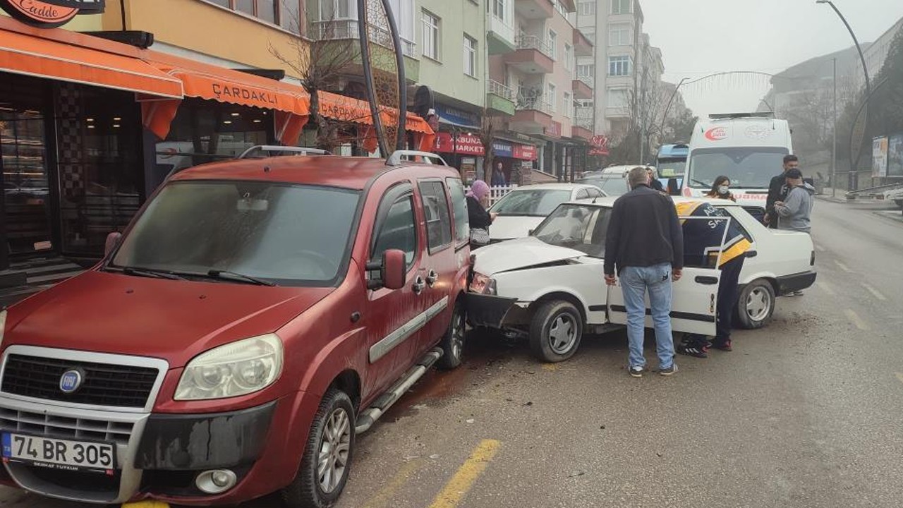 Otomobil park halindeki araçları böyle biçti! O anlar kamerada