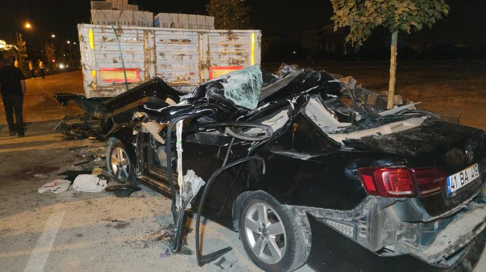 Otomobil park halindeki briket yüklü tıra çarptı: 2 ölü