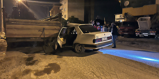 Otomobil, park halindeki kamyona ok gibi saplandı